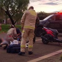 Imagem referente a Mulher cai de moto após tentar desviar de cachorro na Região do Lago