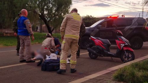 Imagem referente a Mulher cai de moto após tentar desviar de cachorro na Região do Lago