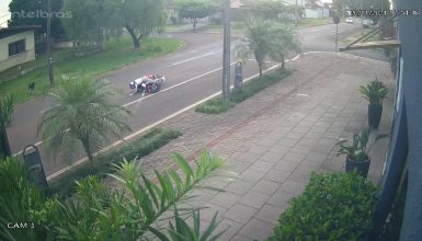 Imagem referente a Câmera de segurança flagra motociclista caindo após tentar desviar de cachorro