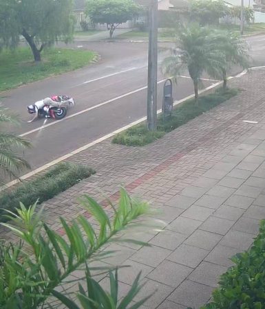 Imagem referente a Câmera de segurança flagra motociclista caindo após tentar desviar de cachorro