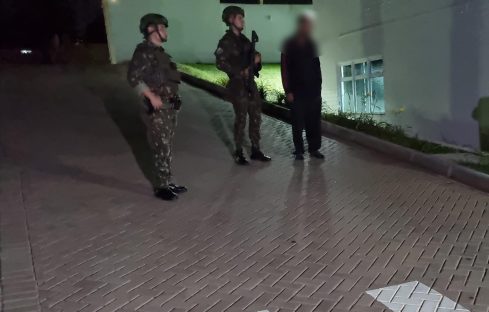 Imagem referente a BR-277: Homem é abordado pelo exército e detido por estar com maconha