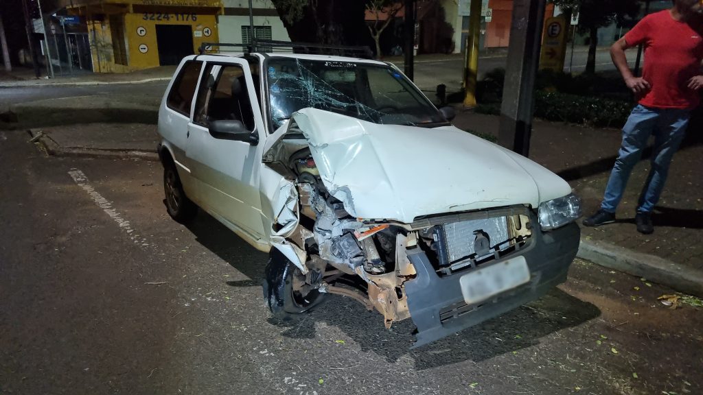 Motorista cochila no volante e carro bate contra poste no Centro de Cascavel