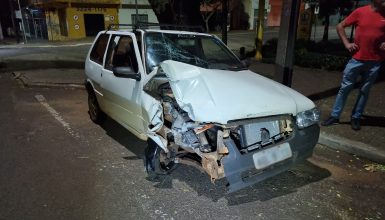 Imagem referente a Motorista cochila no volante e carro bate contra poste no Centro de Cascavel