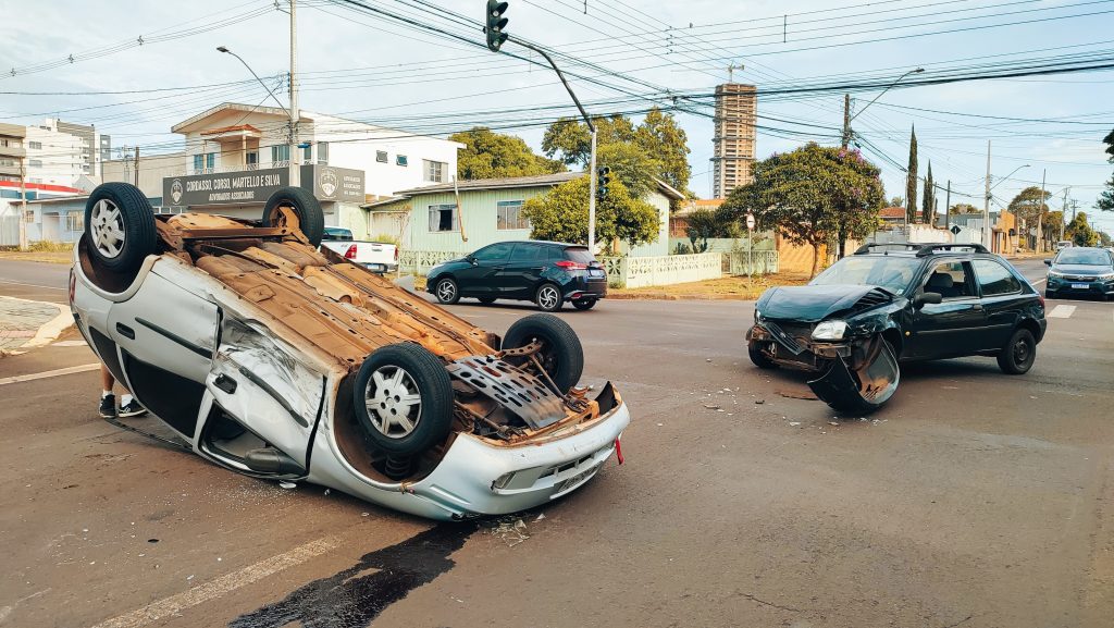 Colisão seguida de capotamento é registrada no Centro de Cascavel