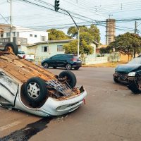 Imagem referente a Colisão seguida de capotamento é registrada no Centro de Cascavel