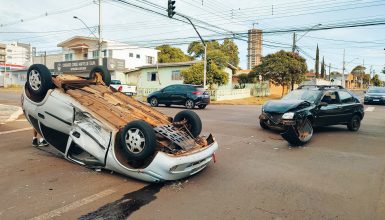 Imagem referente a Colisão seguida de capotamento é registrada no Centro de Cascavel