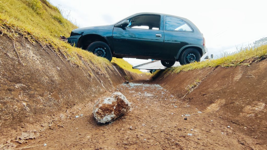 Motorista passa reto e bate contra barranco às margens da BR-277