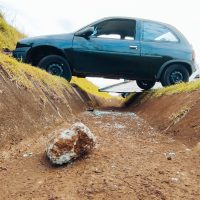 Imagem referente a Motorista passa reto e bate contra barranco às margens da BR-277