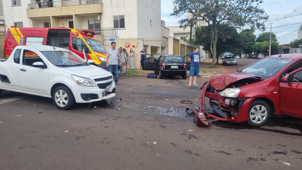 Forte colisão entre três carros é registrada na Rua Visconde de Guarapuava