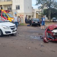 Imagem referente a Forte colisão entre três carros é registrada na Rua Visconde de Guarapuava