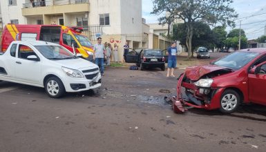 Imagem referente a Forte colisão entre três carros é registrada na Rua Visconde de Guarapuava