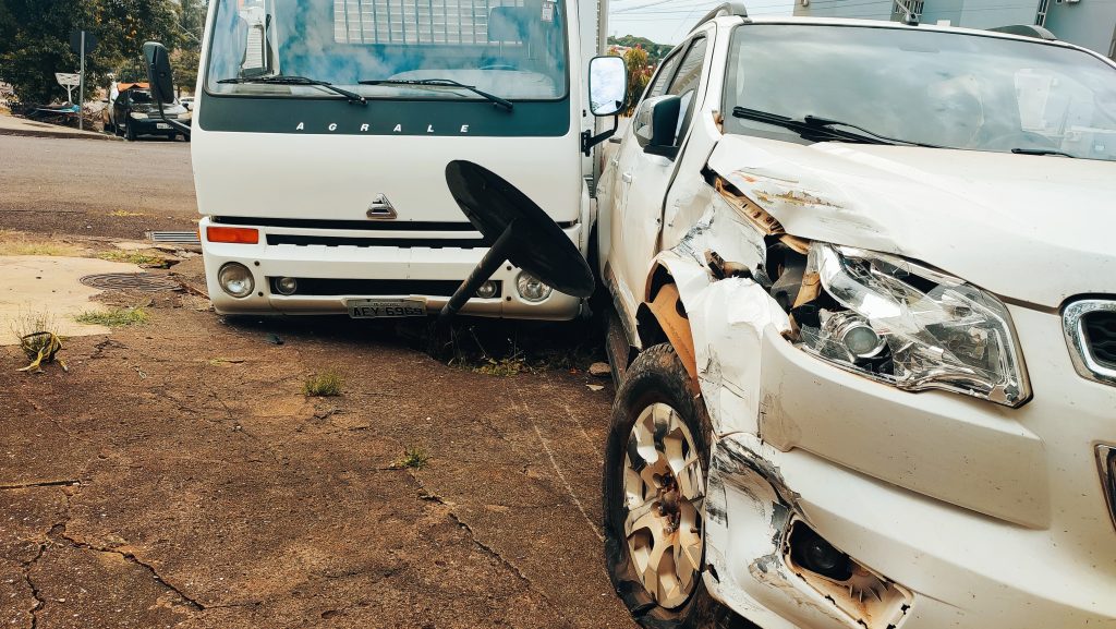 Colisão entre caminhão e caminhonete derruba placa de sinalização em Cascavel