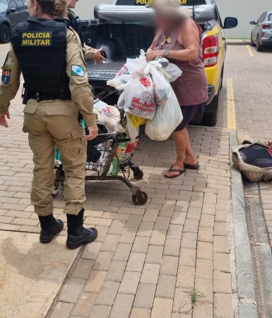 Imagem referente a Coletora de recicláveis ameaça vítima com faca e é detida pela Polícia Militar