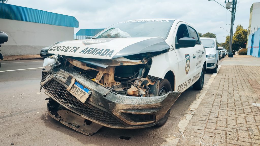 Carros se envolvem em colisão na Avenida Carlos Gomes com a Rua Santa Catarina