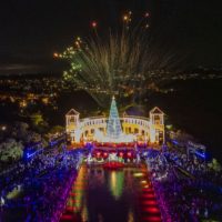 Imagem referente a Maior Natal gratuito do Brasil estreia nesta sexta-feira e aquece turismo em Curitiba