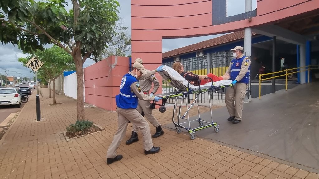 Mulher é socorrida após sofrer queda no Colégio Estadual Jardim Santa Cruz