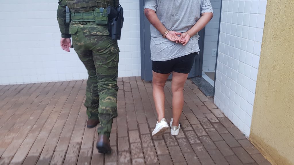 Para tentar ludibriar policiais, mulher esconde pedra de crack na boca durante abordagem Para tentar ludibriar policiais, mulher esconde pedra de crack na boca durante abordagem