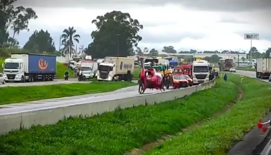 Imagem referente a Grave acidente entre dois caminhões causa bloqueio na BR-116