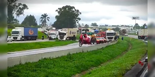 Grave acidente entre dois caminhões causa bloqueio na BR-116