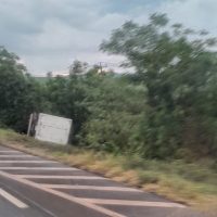 Imagem referente a Caminhão tomba às margens da rodovia BR-369 em Cascavel