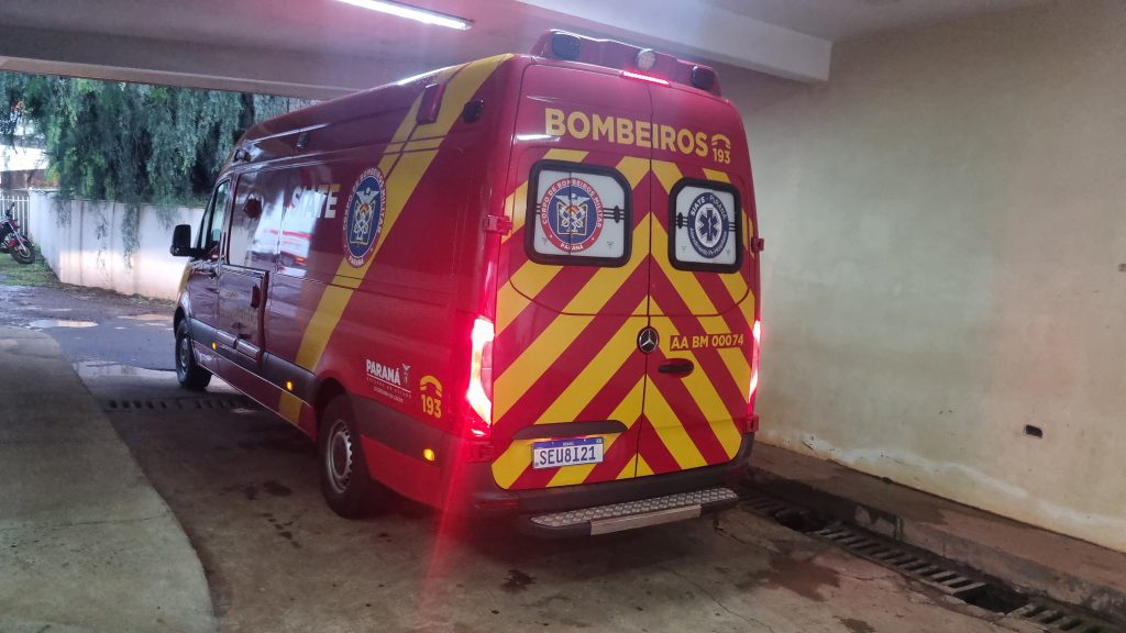 Carro cai sobre mecânico em oficina no Bairro Universitário Carro cai sobre mecânico em oficina no Bairro Universitário