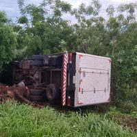 Imagem referente a Caminhão tomba às margens da rodovia BR-369 em Cascavel