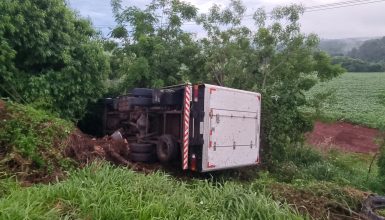 Imagem referente a Caminhão tomba às margens da rodovia BR-369 em Cascavel