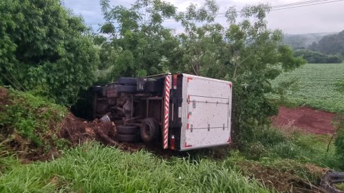 Imagem referente a Caminhão tomba às margens da rodovia BR-369 em Cascavel