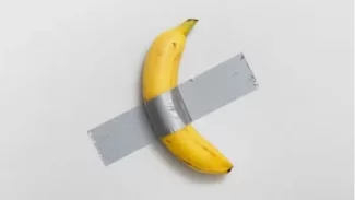 Banana colada com fita adesiva é vendida por R$ 35,7 milhões em leilão em Nova York