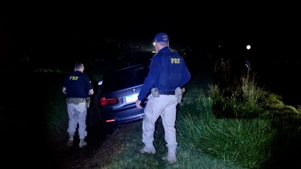 BMW cai em canaleta da BR-163 em Cascavel BMW cai em canaleta da BR-163 em Cascavel