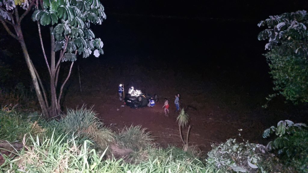 Carro capota várias vezes e cai em barranco às margens da BR-163 em Cascavel Carro capota várias vezes e cai em barranco às margens da BR-163 em Cascavel