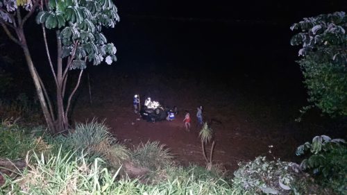 Imagem referente a Carro capota várias vezes e cai em barranco às margens da BR-163 em Cascavel