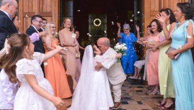 Imagem referente a Uma história de amor: Casal se reencontra após 50 anos e casamento é realizado