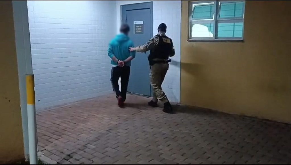 Homem é detido após ameaçar a própria mãe no 14 de Novembro