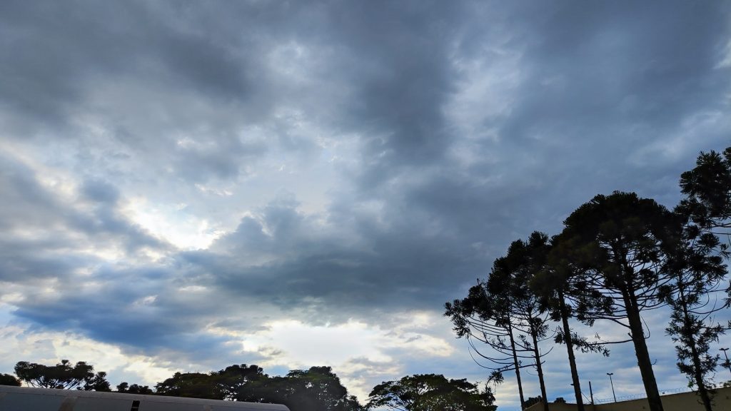 Sábado de clima nublado e possibilidade de chuva em Cascavel