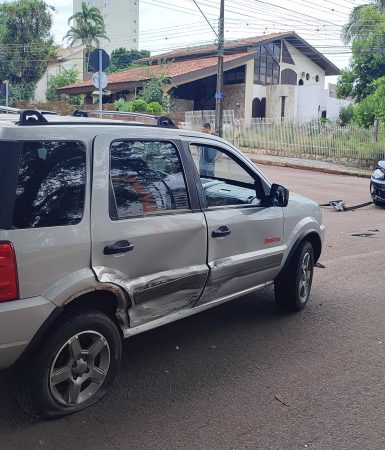 Imagem referente a Virtus e Ecosport se envolvem em colisão no Bairro Country