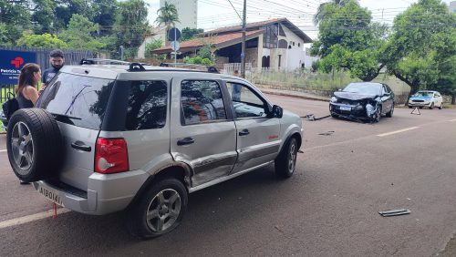 Imagem referente a Virtus e Ecosport se envolvem em colisão no Bairro Country