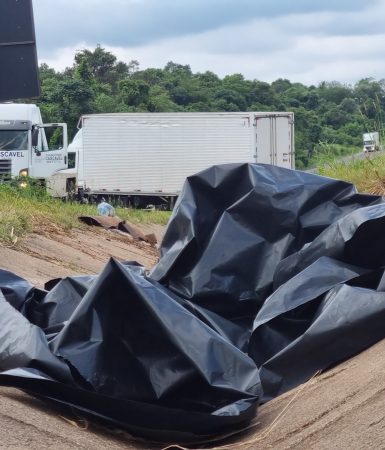 Imagem referente a Trabalho de remoção de caminhão envolvido em acidente com morte na BR-163 é iniciado