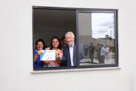 Imagem referente a Programa Casa Fácil: vice-governador entrega residencial com 240 unidades em Londrina