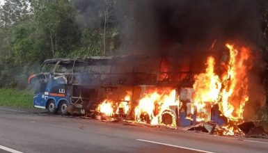 Imagem referente a Passageiro é detido após incêndio criminoso em ônibus