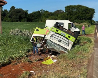 Imagem referente a Caminhão capota e espalha cacos de vidro na rodovia PR-488