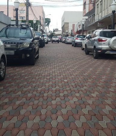 Imagem referente a Transitar proíbe veículos de estacionarem no calçadão da Travessa Jarlindo João Grando