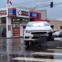 Imagem referente a Mais um! carro fica preso em canteiro central na Avenida Carlos Gomes