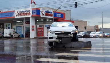 Imagem referente a Mais um! carro fica preso em canteiro central na Avenida Carlos Gomes