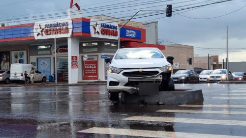 Imagem referente a Mais um! carro fica preso em canteiro central na Avenida Carlos Gomes