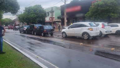 Imagem referente a Quatro carros se envolvem em engavetamento na Avenida Brasil e passageira fica ferida