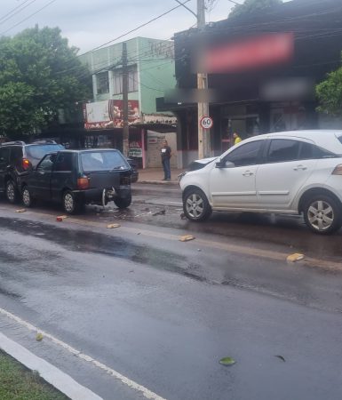 Imagem referente a Quatro carros se envolvem em engavetamento na Avenida Brasil e passageira fica ferida