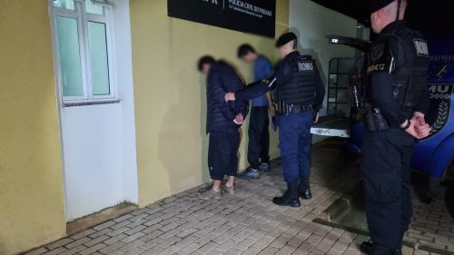 Imagem referente a Patrulhamento preventivo da ROMU apreende drogas e detém suspeitos em Cascavel