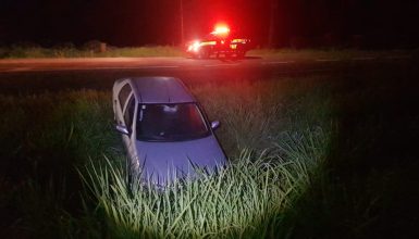 Imagem referente a Motorista perde controle de Siena e termina noite em canaleta na BR-467