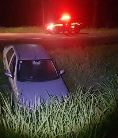 Imagem referente a Motorista perde controle de Siena e termina noite em canaleta na BR-467